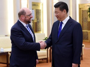 EU-parlamentets præsident Schulz i Kina;  <br>Grønt lys for AIIB; Opmuntrer EU lande til at gå med