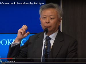 Formand for Asiatisk Infrastruktur-Investeringsbank Jin Liqun  <br>forklarer bankens nye tilgang til lån på Brookings i Washington (inkl. video)
