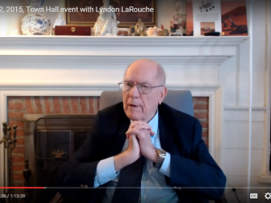 Leder, 13. december 2015: <br>Lyndon LaRouche: Alt, hvad der er vigtigt <br>ved mennesket, kan reduceres til kravet om, <br>at mennesket må udvikles til et højere <br>niveau af selvudvikling