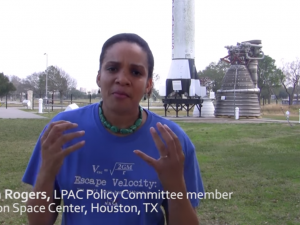 Kesha Rogers fra LaRouchePAC uden for <br>Johnson Space Center, Houston, Texas: <br>»USA bør lancere et rumprogram som <br>videnskabelig drivkraft for økonomisk <br>genrejsning«; Luk Wall Streets og Barack <br>Obamas drivkraft bag folkemord