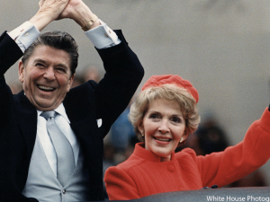 Nancy Reagans død betegner ’Afslutningen af en bestemt æra’