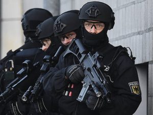 Efter terrorangrebene i Nice, Würzburg og <br>München er samarbejde med Rusland endnu <br>mere presserende nødvendigt <br>– uacceptabelt at benytte anledningen <br>til at indføre politistat. <br>Af Helga Zepp-LaRouche