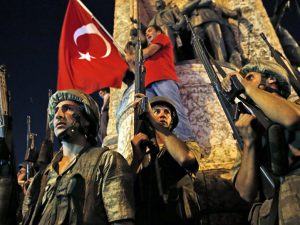 Militærkup i gang i Tyrkiet; Erdogan gået under jorden; <br>siger, oprørere vil blive straffet