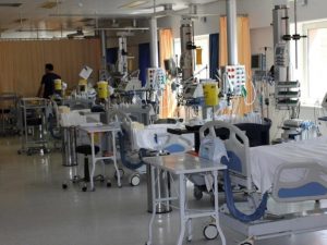 Mere forarmelse for grækerne; Nedskæringer i sundhedssektoren <br>har forvandlet hospitaler til ’bakterieinficerede sier’
