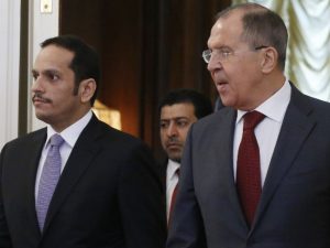 Ruslands og USA’s udenrigsministre, Lavrov og Tillerson hhv., <br>og Qatars udenrigsminister diskuterer krise i Qatar