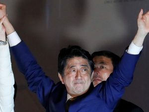 Efter den japanske premierminister Abes valgsejr <br>forbereder han møderne med Putin, Xi og Trump