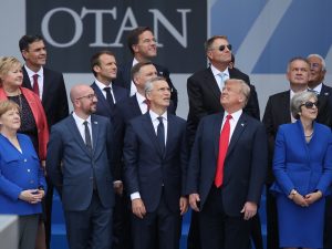 Nato-mødet slår gnister, i takt med at Trump forbereder sig til Putin-topmødet