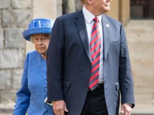Trump trumfer Theresa May, bukker ikke for dronningen