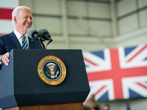 Biden lander i Storbritannien, truer straks Rusland… igen