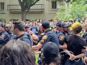 Hvad varsler protesterne på universiteterne og angrebene på dem om?